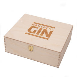 Geschlosseme Holzkiste mit Einleger für drei Gin Tasting-Flaschen mit Logo-Branding "Hausberg Gin". Wird verwnedet für die Hausberg Gin Tastingbox. Geschenkset.