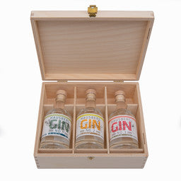 Geöffnete Holzkiste mit Einleger mit drei Gin Tasting-Flaschen. Hausberg Gin Tastingbox. Geschenkset.