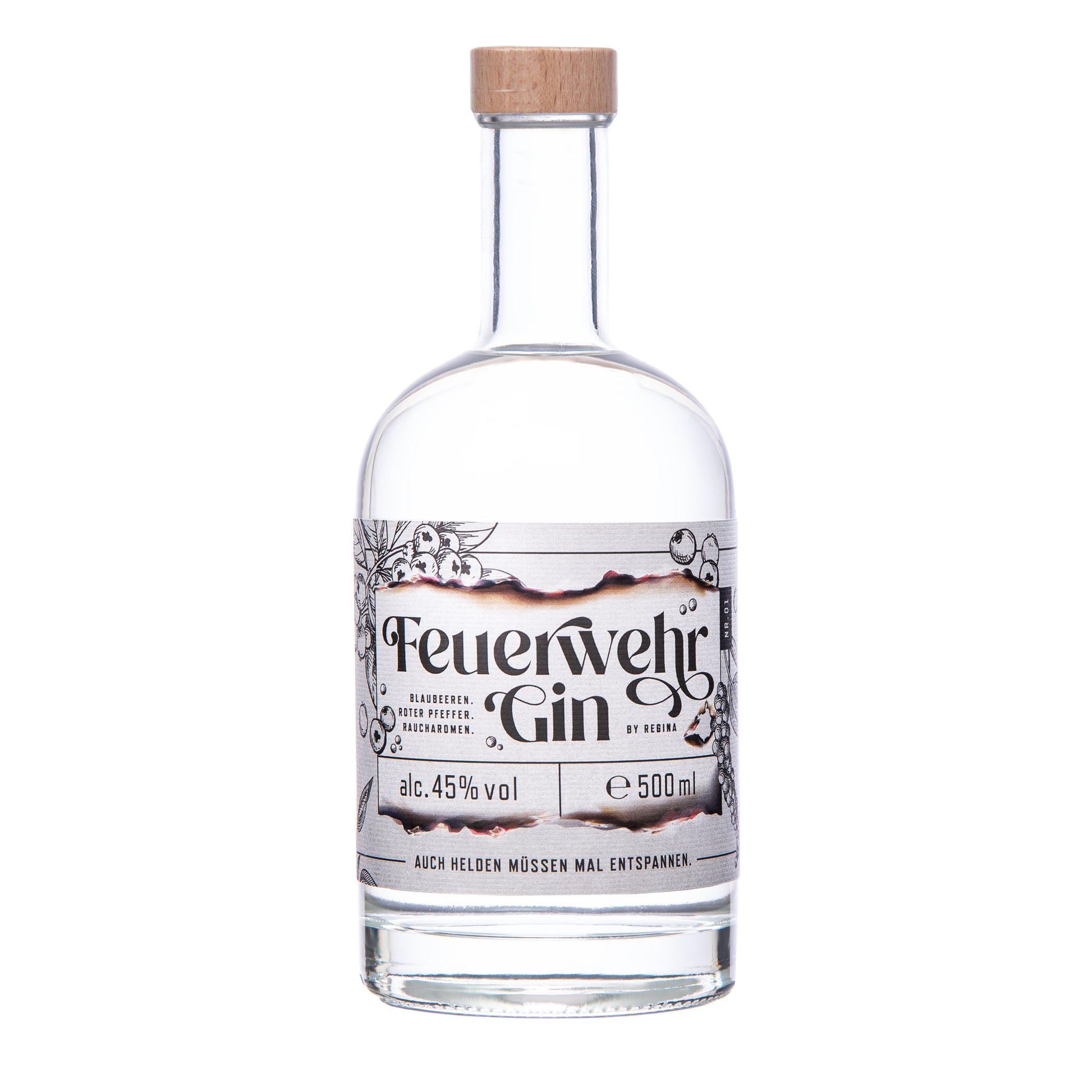 Eine transparente Flasche Feuerwehr London Dry Gin mit grau-weißem Etikett mit Holzgriff-Schraubverschluss auf weißem  Hintergrund. Auf dem Etikett sind Botanicals abgebildet. Der Inhalt der Flasche ist mit 50 cl angegeben und der Alkoholgehalt beträgt 45 Volumenprozente.