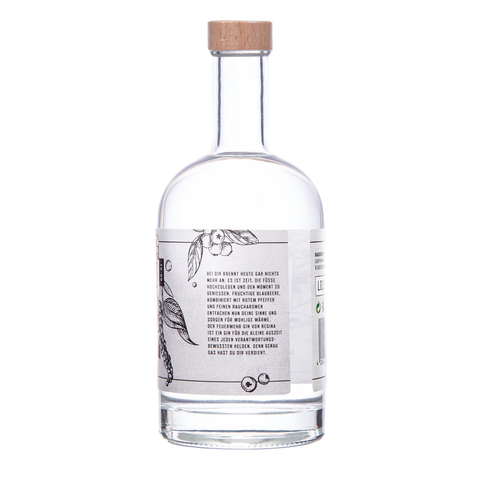 Eine transparente Flasche Feuerwehr London Dry Gin mit grau-weißem Etikett mit Holzgriff-Schraubverschluss auf weißem  Hintergrund in seitlicher Ansicht. Auf dem Etikett sind Botanicals abgebildet. Ein seitlicher Text beschreibt den Gin.