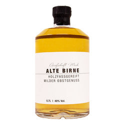 Eine zylindrische Flasche Alte Birne von der Marke Grafschaft Mark mit weißem Etikett und schwarzen Verschluss auf transparentem Hintergrund. Der Inhalt erscheint gold-braun.

Auf dem Etikett sind in großer Schrift der Markenname dargestellt sowie der Hinweis "Holzfassgereift". 

Der Alkoholgehalt ist auf dem Etikett mit 40 Volumenprozenten angegeben und die Füllmenge mit 70cl.