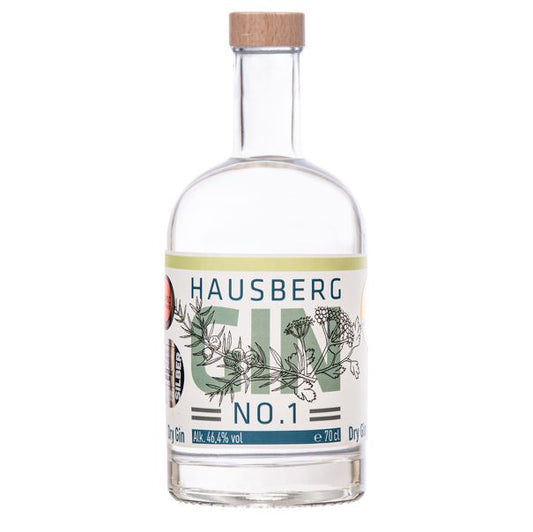 Eine große Flasche Hausberg Gin No.1 mit grün-blauem Etikett und Holzgriff-Schraubverschluss auf transparentem Hintergrund.

Auf dem Etikett ist in großer Schrift der Markenname dargestellt. Im Markenschriftzug sind Grafiken der verwendeten Botanicals abgebildet. 

Der Alkoholgehalt ist unten im Etikett mit 46,4 Volumenprozenten abgebildet. Daneben die Füllmenge mit 70 cl.