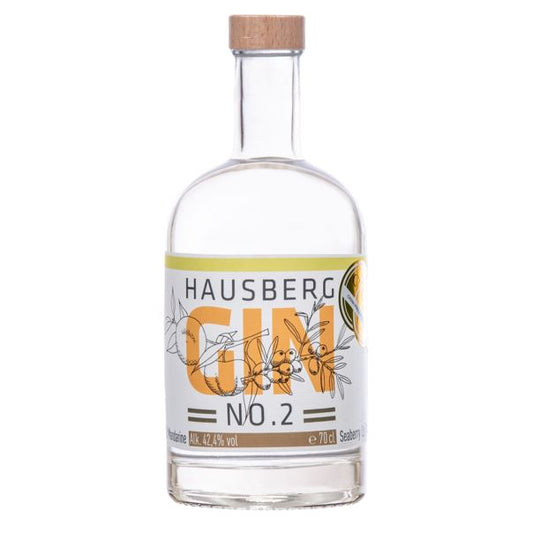 Eine große Flasche Hausberg Gin No.2 mit orange-braunem Etikett und Holzgriff-Schraubverschluss auf transparentem Hintergrund.

Auf dem Etikett ist in großer Schrift der Markenname dargestellt. Im Markenschriftzug sind Grafiken der verwendeten Botanicals abgebildet. 

Der Alkoholgehalt ist unten im Etikett mit 42,4 Volumenprozenten abgebildet. Daneben die Füllmenge mit 70 cl.