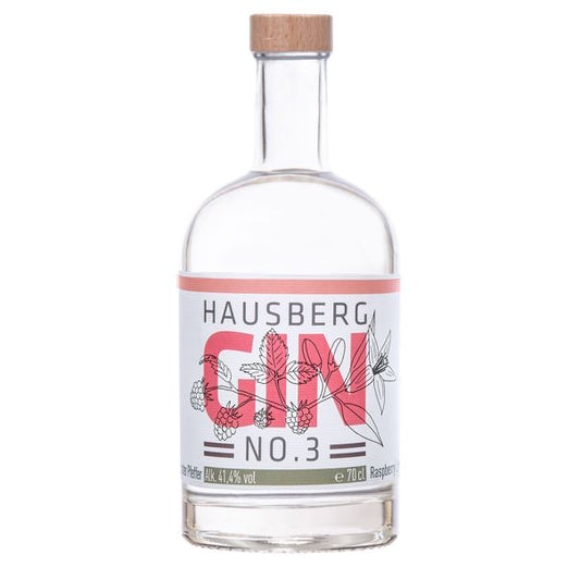 Eine große Flasche Hausberg Gin No.3 mit rot-braunem Etikett und Holzgriff-Schraubverschluss auf transparentem Hintergrund.

Auf dem Etikett ist in großer Schrift der Markenname dargestellt. Im Markenschriftzug sind Grafiken der verwendeten Botanicals abgebildet. 

Der Alkoholgehalt ist unten im Etikett mit 41,4 Volumenprozenten abgebildet. Daneben die Füllmenge mit 70 cl.