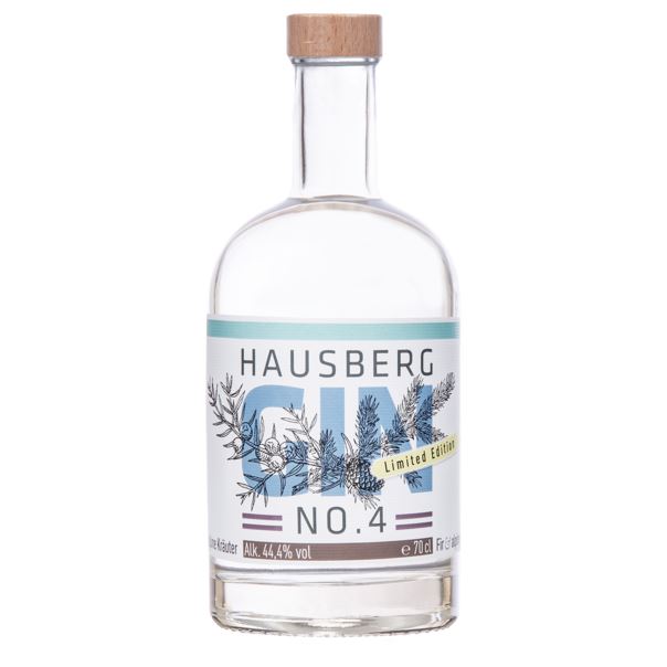 Eine große Flasche Hausberg Gin No.4 Limited Edition mit braun-blauem Etikett und Holzgriffstopfen auf transparentem Hintergrund.

Auf dem Etikett ist in großer Schrift der Markenname dargestellt. Im Markenschriftzug sind Grafiken der verwendeten Botanicals abgebildet. 

Der Alkoholgehalt ist unten im Etikett mit 44,4 Volumenprozenten abgebildet. Daneben die Füllmende mit 70 cl.