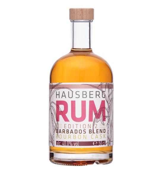 Eine Flasche Hausberg Rum Barbados Blend der Edition 2 mit weißem Etikett und Holzgriff-Verschluss auf transparentem Hintergrund. Der Inhalt der Flasche erscheint gold-braun.

Auf dem Etikett ist in großer Schrift der Markenname dargestellt. 

Der Alkoholgehalt ist unten im Etikett mit 40,0 Volumenprozenten abgebildet. Daneben die Füllmenge mit 50 cl. 