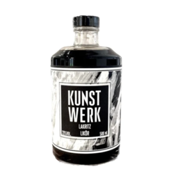 Eine zylindrische Flasche Kunstwerk Lakritzlikör mit schwarz-weißem Etikett und schwarzen Verschluss auf transparentem Hintergrund. Der Inhalt erscheint tiefschwarz.

Auf dem Etikett sind in großer Schrift der Markenname dargestellt. 

Der Alkoholgehalt ist auf dem Etikett mit 29 Volumenprozenten angegeben und die Füllmenge mit 50cl.