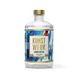 Eine zylindrische Flasche Kunstwerk London Dry Gin mit buntem Etikett und goldenen Verschluss auf transparentem Hintergrund. Der Inhalt der Flasche erscheint klar.

Auf dem Etikett sind in großer Schrift der Markenname dargestellt, umgeben von einer bunten Handzeichnung. 

Der Alkoholgehalt ist auf dem Etikett mit 43 Volumenprozenten angegeben und die Füllmenge mit 50cl.