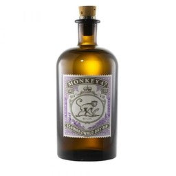 Eine Flasche Monkey 47 Gin mit briefmarkenähnlichem violett-schwarz-weißen Etikett und Spitzkorkenverschluss. Die Flasche ist eine braune Apothekerflasche.

Auf dem Etikett ist ein auf vier Pfoten laufender Affe dargestellt. 